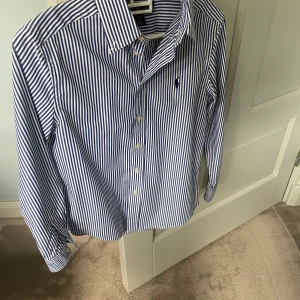 Ralph lauren skjorta - Skit snygg Ralph lauren skjorta, ny skick och riktigt bra pris!🤩 Storlek 10-12 år🍾