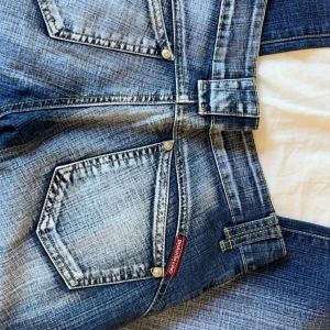Low waist jeans  - Säljer domma as snygga och unika low/mid waist Jeansen från Dragon king, dom är köpta second hand. Dom är inte bootcut utan mer år det vida hållet. Enda defekten är att knappen där fram sitter lite löst. Midjemått: 37cm Innerbenslängd: 86cm