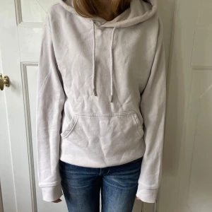 Rosa/vit hoodie  - En liten fläck på höger ärm och en på luvan. Lite nopprig också. Annars fint skick.