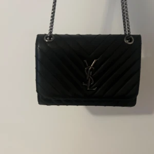 YSL Väska - Ysl väska  Använd men Den funkar helt Jätte snygg och fin  Pris kan diskuteras
