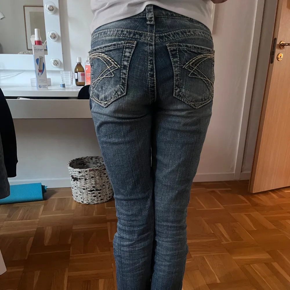 Säljer ett par snygga blå jeans från Silver Jeans i modellen 'Suki Straight'. De har femficksdesign och snygga sömmar på bakfickorna. Passar till allt 🥰. De är i bra skick, säljer pga för små på mig. . Jeans & Byxor.