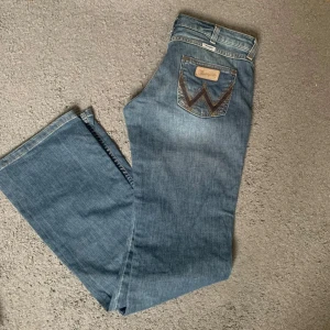 Snygga Wrangler jeans - Snygga jeans som jag köpt här på plick men som tyvärr inte passade och därav säljer vidare.💞 midjemått:40 innerbenslängd:84
