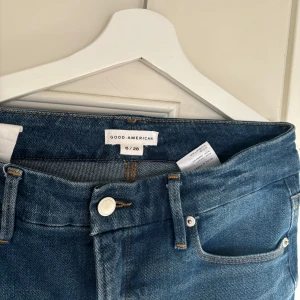 Good American Jeans - Jeans från Good American i strl 6/28. Skulle säga strl 38. Superlånga i benen så passar någon över 170. Bootcut nertill. Använda ca 3 ggr. Säljer för 350. 