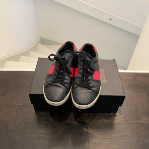Saint laurent sl/02 - Hej säljer mina gamla saint laurent sneakers, de är i hyfsat bra skick, har du några frågor eller funderingar hör av dig, OBS boxen på bilden ingår ej 