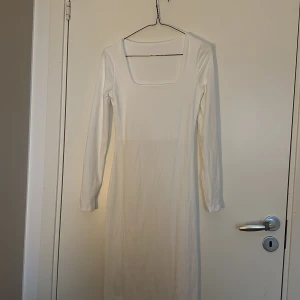 Klänning  - Aldrig använt , bra sick och den är inte genomskinlig  Storlek : XS