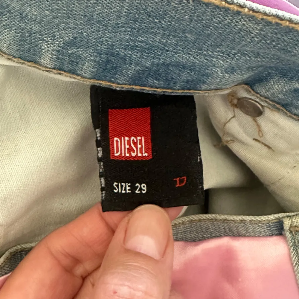 Ankellånga söta jeans med rosa detaljer. Väldigt bra skick. Personen på bilden är 176 cm lång.. Jeans & Byxor.