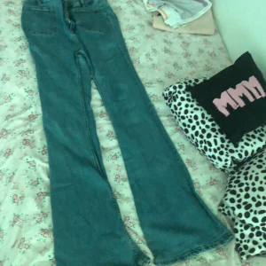 Flared Jeans - Säljer min flared jeans för billigt pris har bara används 2 gånger