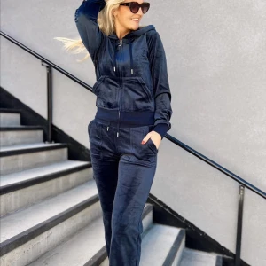 Mörkblått juicy sätt - Säljer ett supermjukt och bekvämtmörkblått sätt. Perfekt för en chill dag eller när du vill känna dig extra mysig. Den har en dragkedja framtill och en praktisk huva. Passar perfekt till höst och vinter!