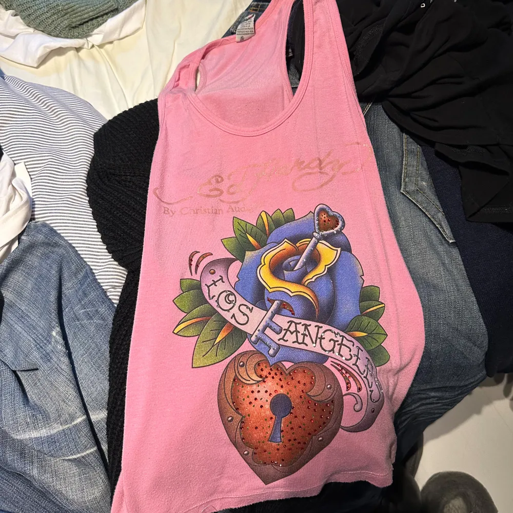 Fint rosa ed Hardy linne med små diamanter också,super bra skick inga defekter! Passar xs-m beroende på vilken passform du vill ha, jag har oftast xs/s. Toppar.