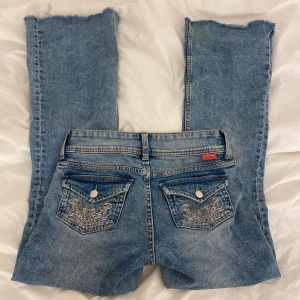 low bootcut jeans - ljusblåa jeans från hm som inte säljs längre🩵🩵 jag har klippt dom kortare som syns på bilden, jag är 160 och dom sitter perfekt på mig!!