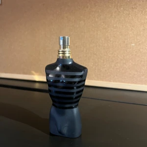 Jean Paul Gaultier - Le male  - Jpg- Le male  Lite mer än hälften kvar av en 75 ml flaska. Kan kombineras med resten av parfymerna för paketpris. 