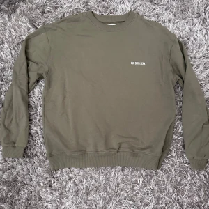 QUE SERA SERA Sweater - Sweatshirt från Qué Sera Sera Rund hals. Ribbstickad mudd vid ärmsluten, i nederkant och vid halsen Lätt oversized passform