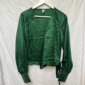 Grön satin blus - Grön satin blus. En liten knapp saknas på botten men annars superfint