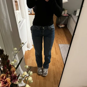 Blå jeans - Säljer ett par blå jeans. De har en rak stil och är perfekta för en avslappnad look. Byxorna har en traditionell femficksdesign och stängs med dragkedja och knapp. Nyskick då de aldrig kommit till användning 🎀
