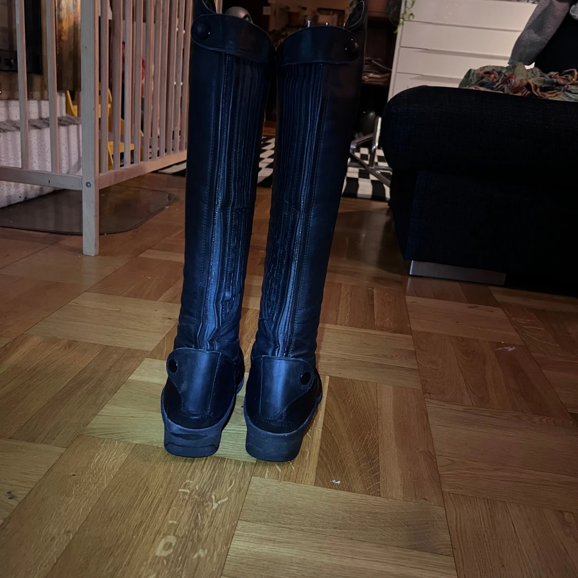 Svarta ridstövlar  - 1