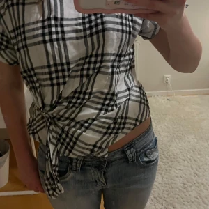 Rutig blus med knytning - Säljee denna super snygga topp då den inte kommer till användning längre.💕
