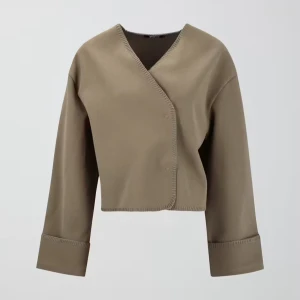 Beige omlottjacka - Snygg beige omlottjacka med lång ärm och stilren design. Perfekt för en minimalistisk look. Jackan har en unik omlottstängning och breda ärmslut som ger en modern touch.