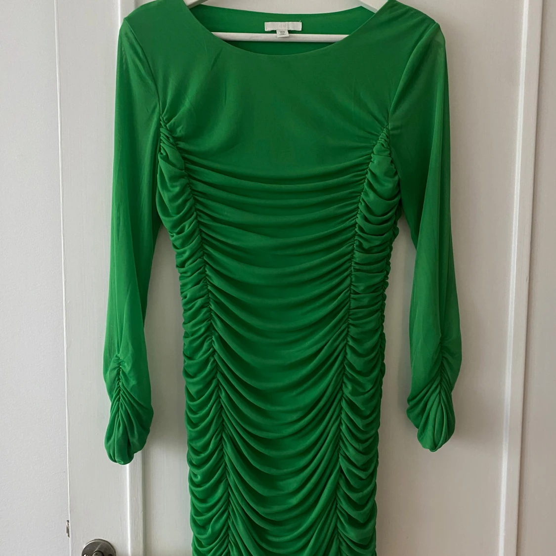 Grön klänning med rynkdetaljer