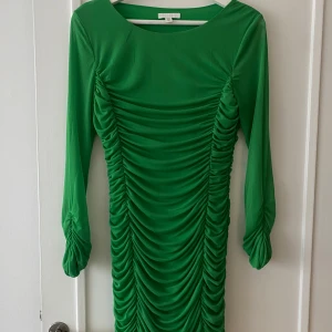 Grön klänning med rynkdetaljer - Säljer en grön klänning 