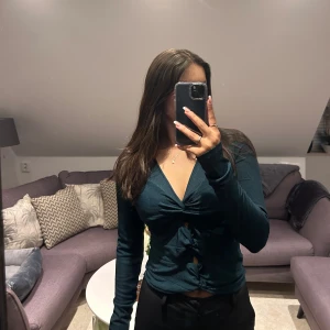 Blus från bikbok  - Grön blus från bikbok i storlek M. Aldrig använd. Köparen står för frakten!💗