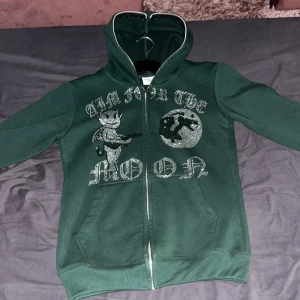 Aim for the moon hoodie  - Helt ny Aim for the moon hoodie som är i storlek XS. Hoodien är i färgen Mörk grön och är i mycket bra skick eftersom jag har använt den under 5 gånger. Köpte hoodien för 550kr men säljer för 400kr. Finns i Göteborg men kan också frakta. Tar byten.