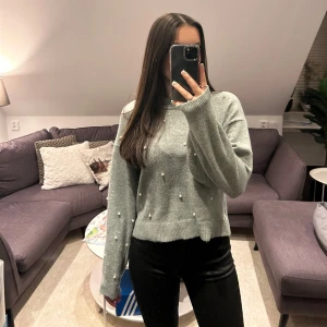 Tröja med pärlor - Grön tröja med pärlor i storlek S från hm. Köparen står för frakten!🤍