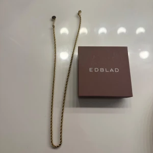 Guldhalsband från Edblad -  guldhalsband från Edblad med en vriden kedjedesign. Nypris 399kr