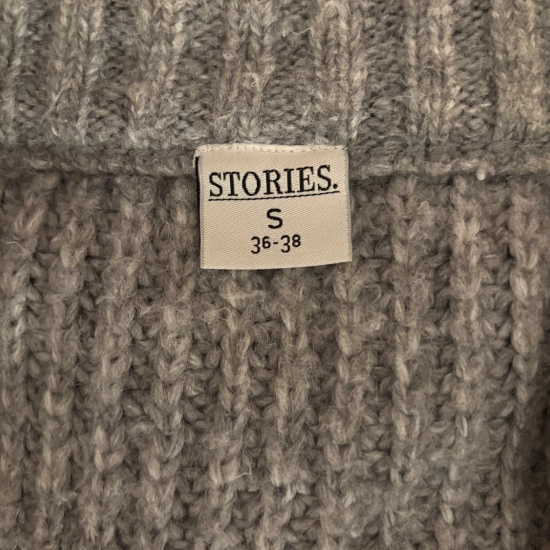 Grå stickad kofta från Stories - 2