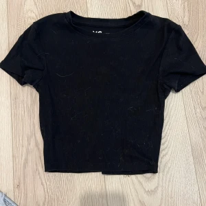 Svart kort t-shirt - Vanlig fin kort ribbad t-shirt. Säljer då den har blivit för liten. 