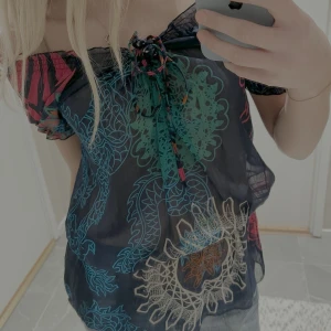 Färgglad topp - Färgglad fest topp som också funkar bra till vardags. Genomskinlig i tyget med en knyt detalj upptill. Passar bra till S och M. Även en resår nertill på tröjan som gör det möjligt att välja hur långt ner man vill ha tröjan!!