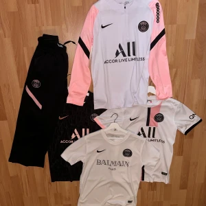 Psg Vit och rosa fotbollströja från Nike - Säljer en vit och rosa fotbollströja från Nike med svart logotyp och texten 'Accor Live Limitless'. Säljer allt för 1600 