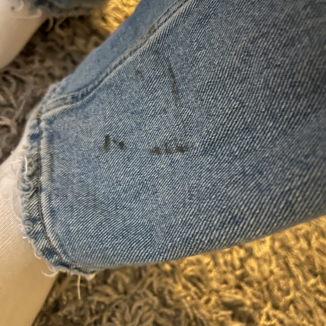 Blå jeans med slitningar från Ginatricot  - 3