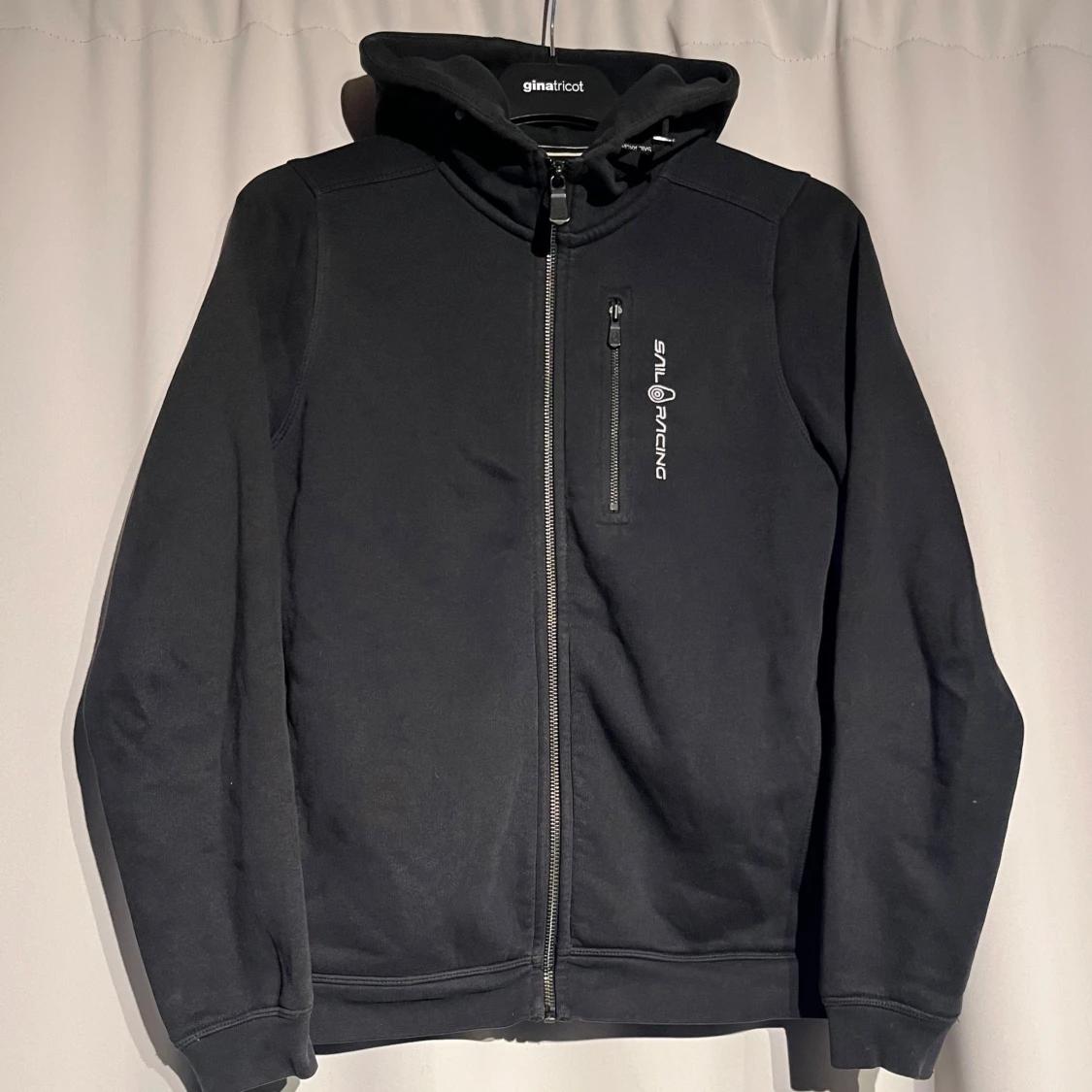 Svart hoodie från Sail Racing - 2