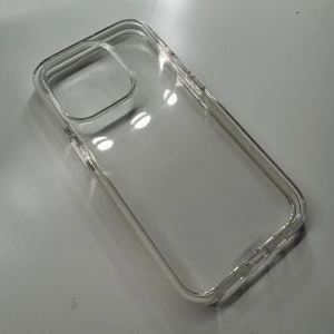 genomskinligt mobilskal - genomskinligt skal till iphone 15, endast använt fåtal dagar så nästan i nytt skick, nypris 199-249kr