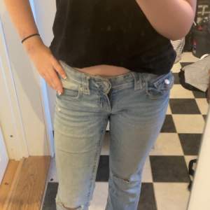Säljer ett par ljusblå jeans med hål knäna. De har knappar på fickorna. Köptes för 350kr men dom är helt slutsålda så säljer dom för 300. I storlek 152. Det har en liten orange fläck men den syns typ inte.