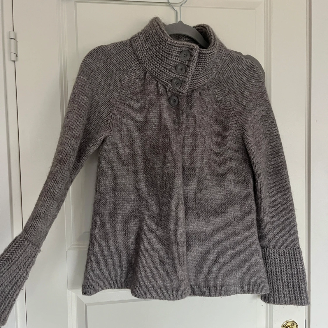 Grå stickad tröja från Lindex