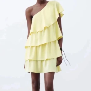 Gul klänning från Zara - Säljer denna populära Zara klänningen! Inga defekter alls utan den är som ny. Stl S 🌼