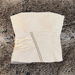 bandeau top - otroligt fin vintage bandeau/korset topp från Vila, toppen är strechig! obs: svagt märke finns vid sida men de märks knappt, se bild ⊹ jag är 173cm & stl S/36/28 för referens ⊹ läs POLICY (i gillade inlägg) innan köp ⊹ använd gärna ”Köp” ⊹ 