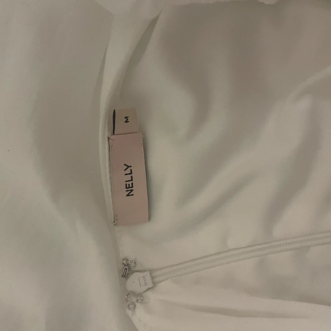 Vit klänning med puffärmar - 4