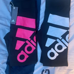 2st träningsleggings från Adidas  - 2st träning byxor från adidas Jag köpte dessa nya för 280 och tog bort en av lapparna på den vita utan att testa. De passade inte och de är helt nya. (560kr totalt) Storlek: 14-15 år  Kan också sälja inviduellt. Hör av dig vid några frågor.😊 