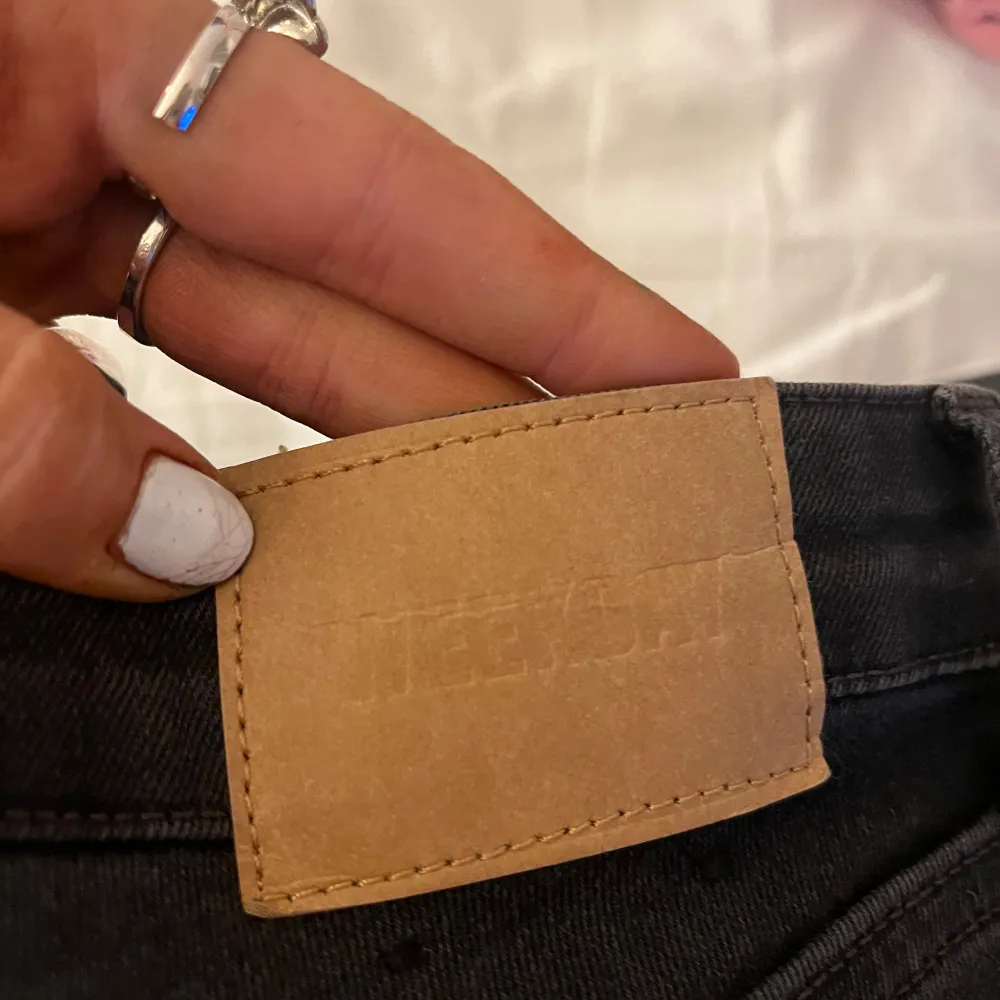 Svarta bootcut/lågmidjade weekday jeans. Aldrig använt. Köpt för 800kr💕💕. Farkut & Housut.