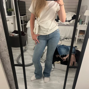 Low waist bootcut jeans  - snygga jeans i bra skick, ytterst lite slitet vid benet men syns inte