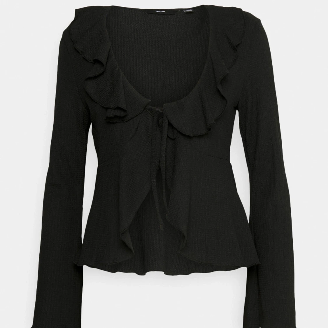 Svart blus med volangdetaljer