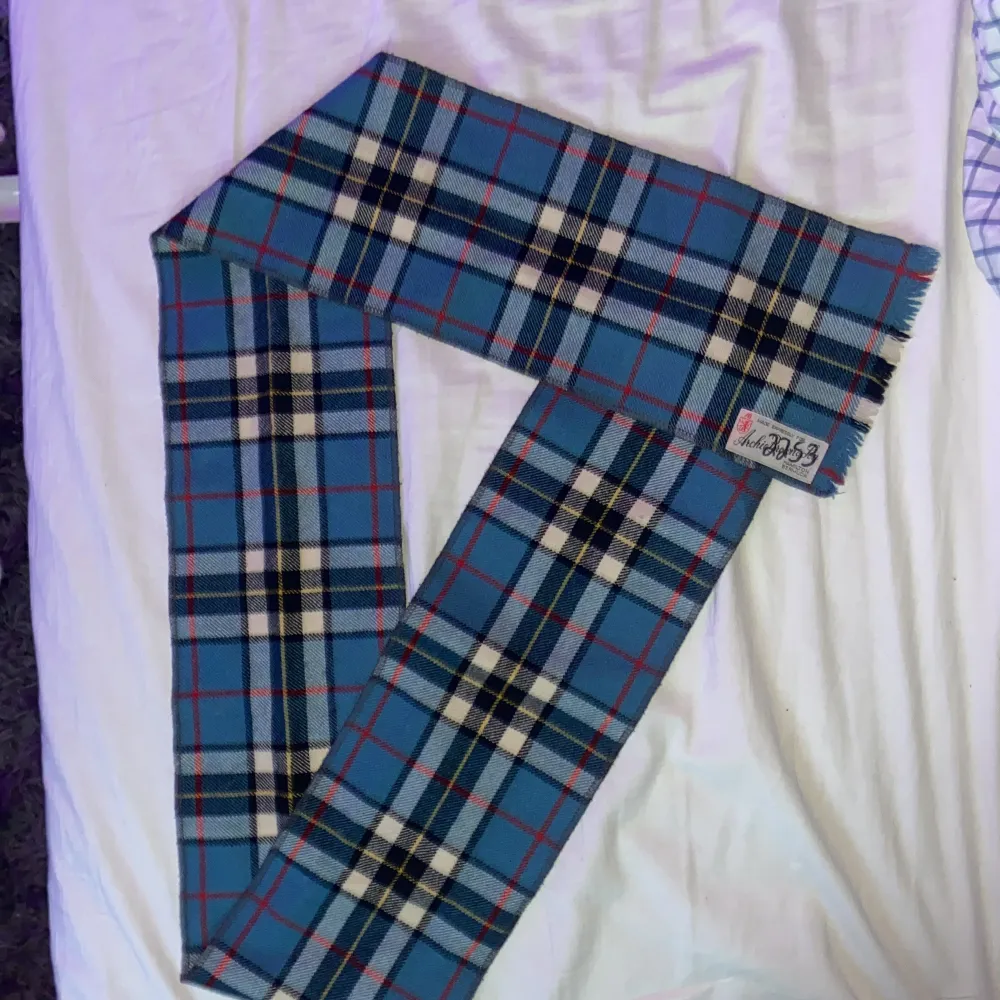 Hamilton Bermuda scarf rutig. Den är varm och skön bra skick . Muu.