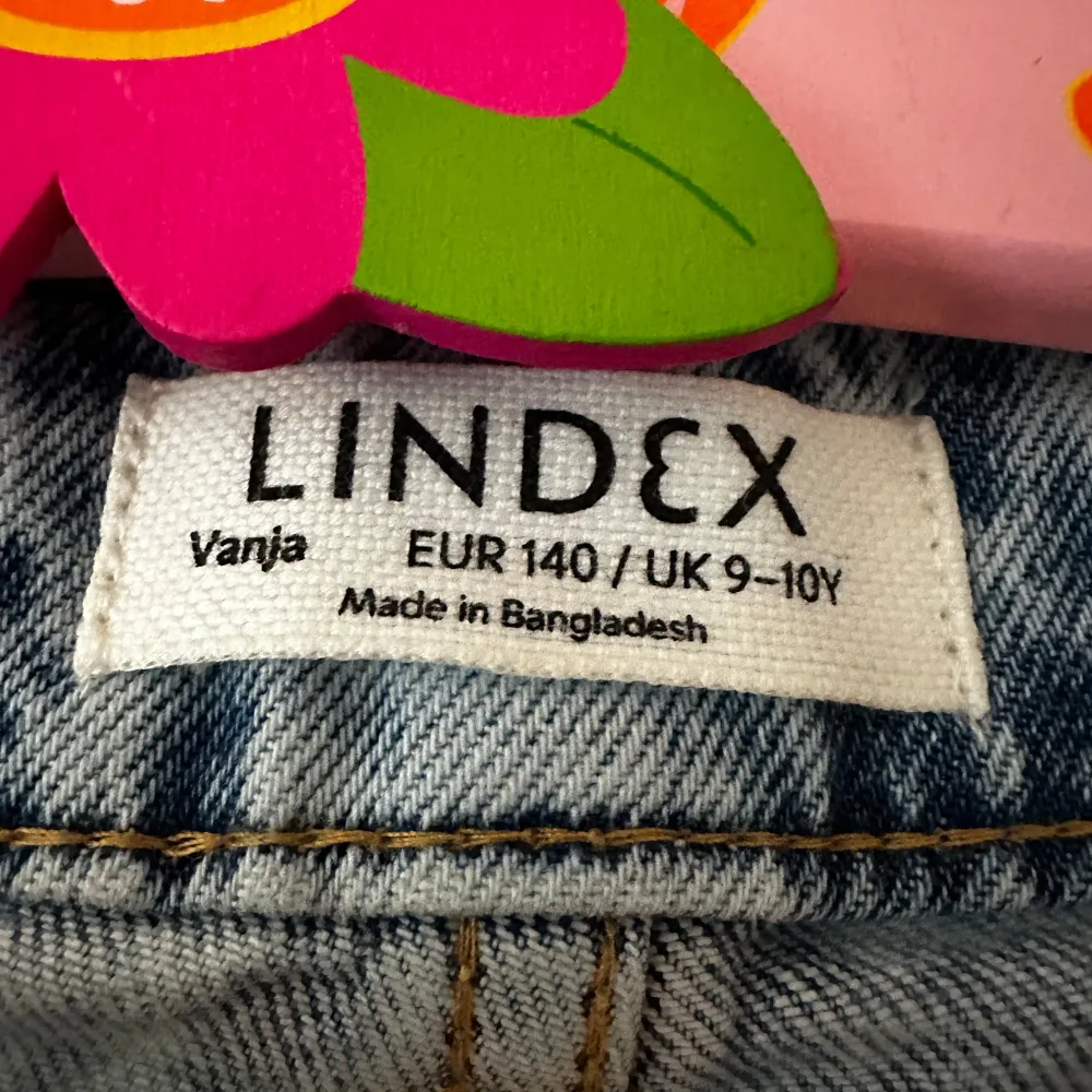 Säljer ett par blå jeans från Lindex i barnstorlek EUR 140. Jeansen har en klassisk design och slitna detaljer på framsidan. Perfekta för en avslappnad stil.. Farkut & Housut.