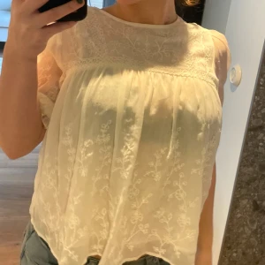 Vit blus med super fina broderade detaljer - Säljer en söt vit blus med mycket brodering. Jätte fin till sommaren men även finare middagar osv. Passar XS-S