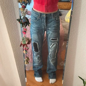  2000s Ross Carra jeans  - Säljer ett par coola blå jeans från Ross Carra med slitna detaljer på framsidan. Jag är 163 lång och när storlek xs som referens till bilderna! ☺️