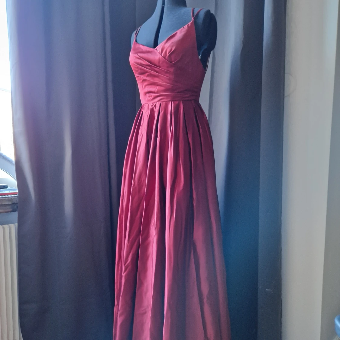 Vinröd långklänning med smala axelband