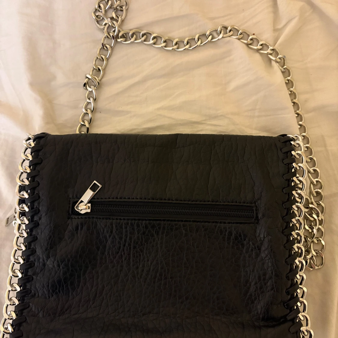 Svart axelväska med kedja från Tiamo - 1