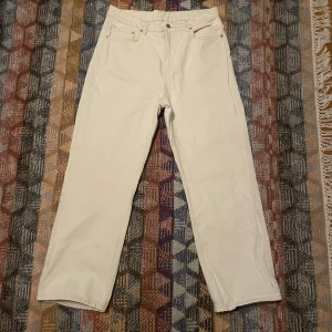 Vita jeansbyxor från Weekday - Snygga vita jeansbyxor från Weekday med klassisk femficksdesign. Byxorna har en rak passform och är tillverkade i bomull för en bekväm känsla. Perfekta för en stilren look.